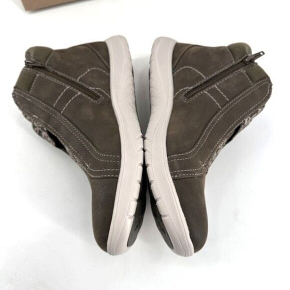 NIB Clarks Cloudsteppers Adella Bend Women's Ankle Bootie Dark Olive Size 8.5 - Picture 4 of 9